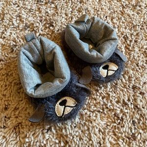 NWOT Carter’s infant boy slippers size newborn